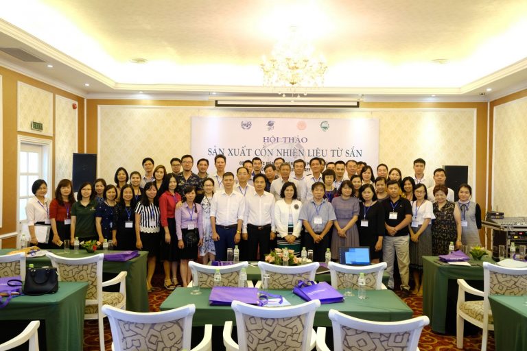 Các đại biểu tham dự chụp ảnh lưu niệm