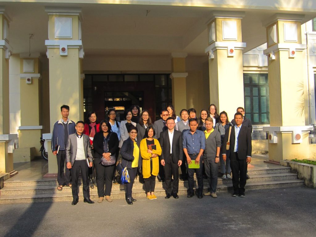 Đoàn chụp ảnh lưu niệm với cán bộ Viện