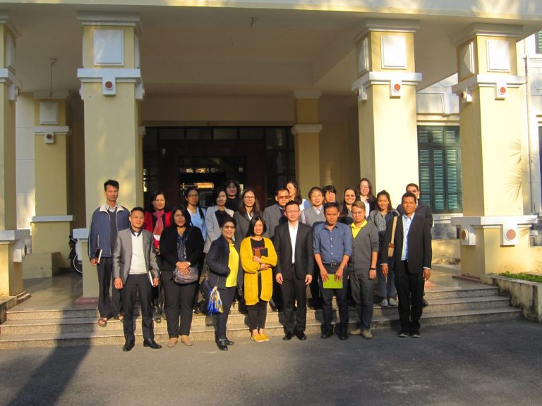 Đoàn chụp ảnh lưu niệm với cán bộ Viện