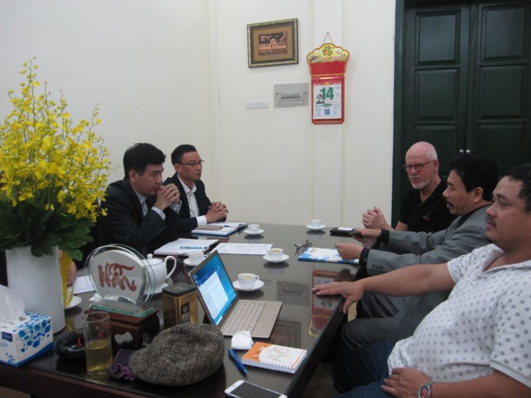 Phó Viện trưởng Bùi Quang Thuật tiếp ôngTon Overeem, chuyên gia cao cấp dự án PUM, công ty Việt Nhi và các chuyên gia dự án PUM